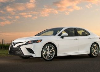 Toyota Alexa ve CarPlay’i 2018 Camry ve Sienna’ya Getiriyor