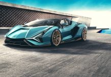 Lamborghini Sian Roadster Masmavi gökyüzünün altında geleceğin teknolojisi