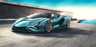 Lamborghini Sian Roadster Masmavi gökyüzünün altında geleceğin teknolojisi